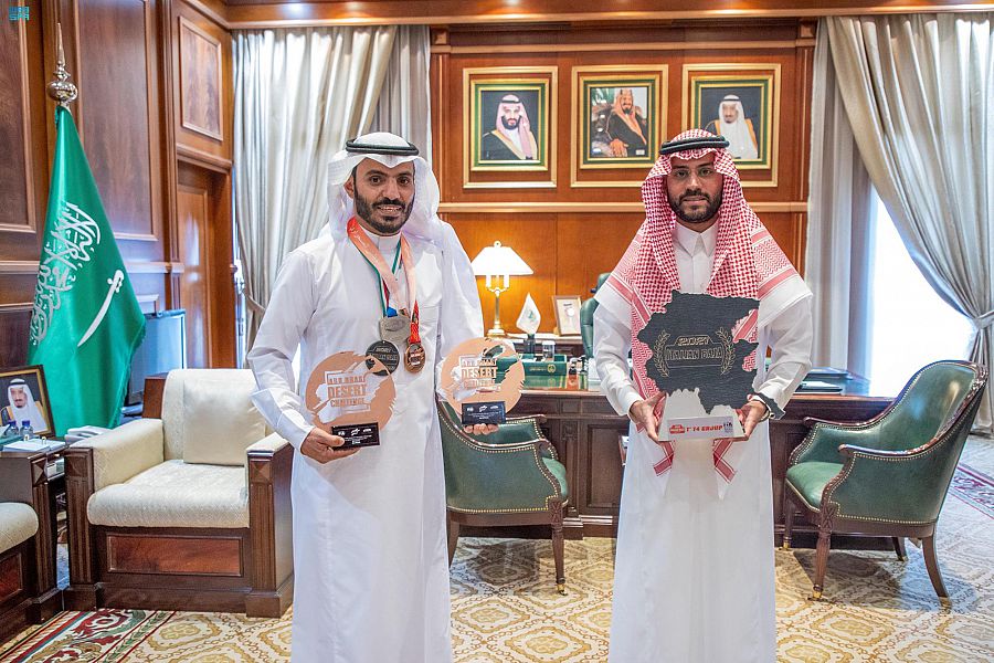 سمو الأمير فيصل بن فهد بن مقرن ‏يستقبل بطل الراليات السيف