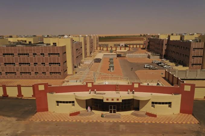 كلية الآداب والعلوم الطبية بوادي الدواسر تستقبل الطلاب والطالبات حضورياً