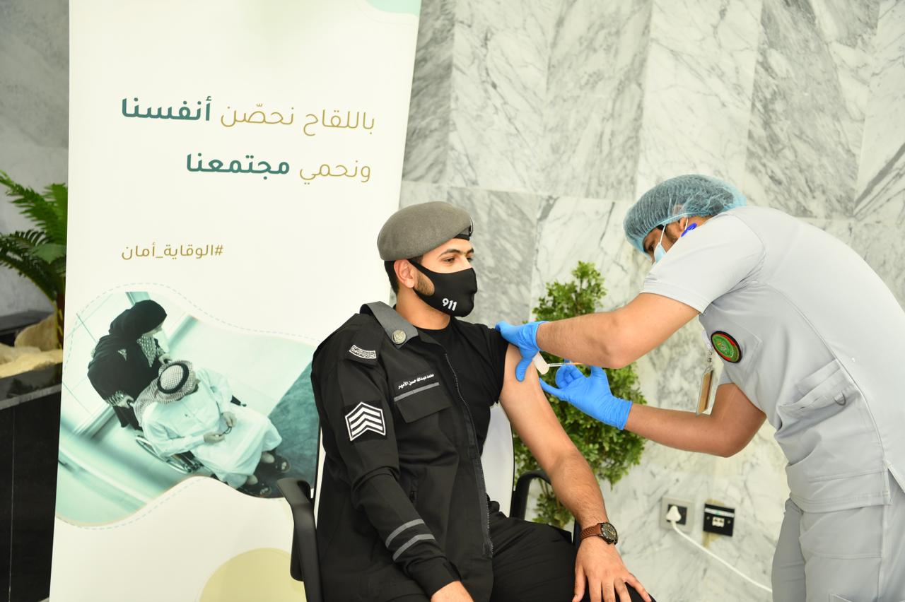 الخدمات الطبية تقدم لقاح فيروس "كورونا" لمنسوبي مركز العمليات الأمنية الموحدة (911) بمنطقة الرياض