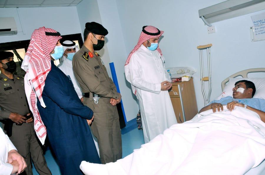 محافظ القريات يزور رجل الامن بمستشفى القريات العام