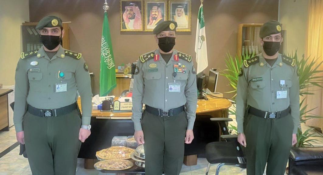 مدير جوازات الجوف يقلد الرويلي والبقعاوي رتبتهم الجديدة