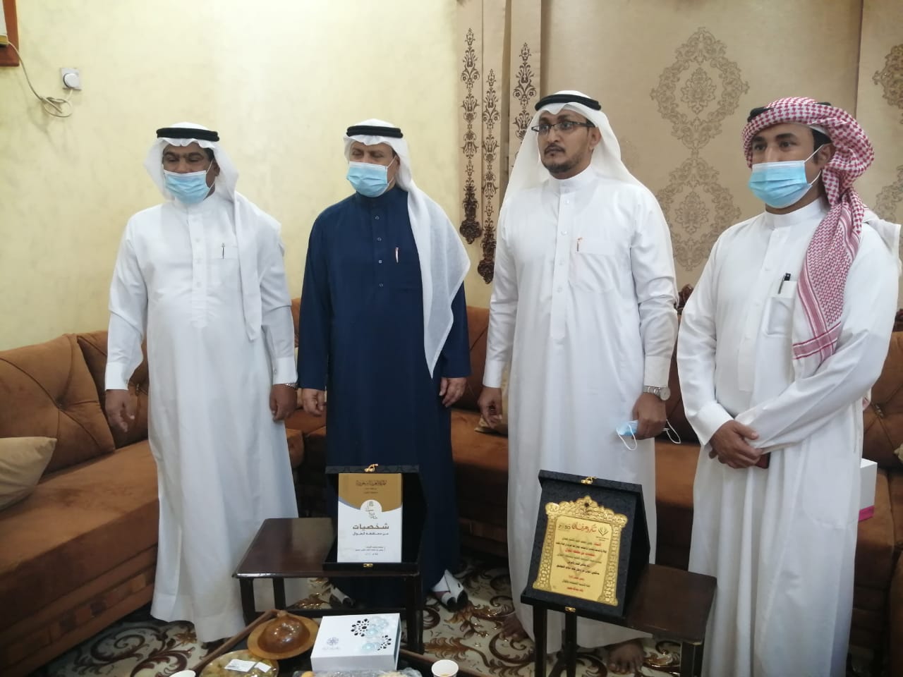 رئيس وأعضاء تنمية الطوال يكرمون مؤلف كتاب شخصيات من محافظة الطوال