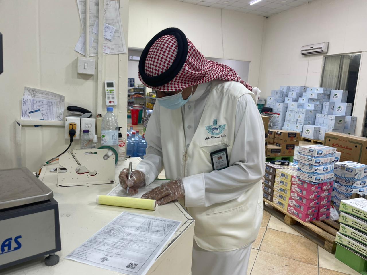 أمانة الشرقية تنفذ أكثر من 1300 جولة رقابية وتغلق 10 منشآت مخالفة للإجراءات الاحترازية في الأسواق والمراكز التجارية أمس