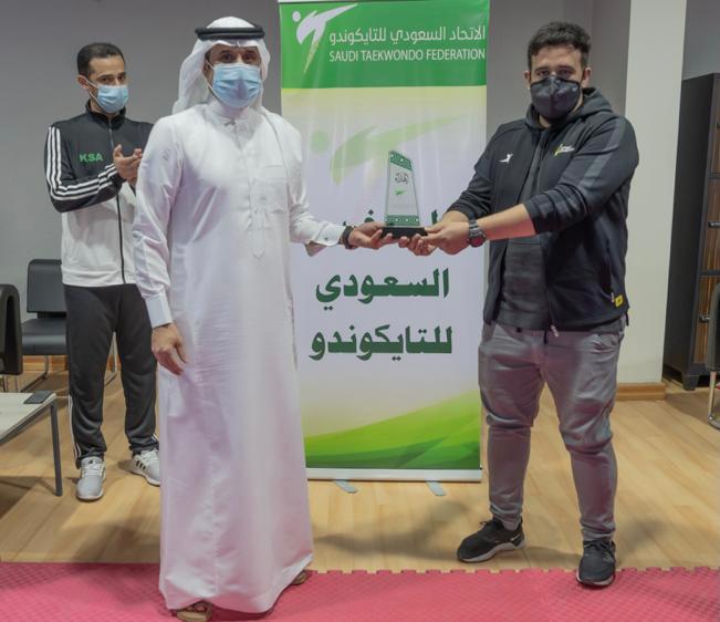 رئيس اتحاد التايكوندو يزور معسكر المنتخب ويشحذ همم اللاعبين