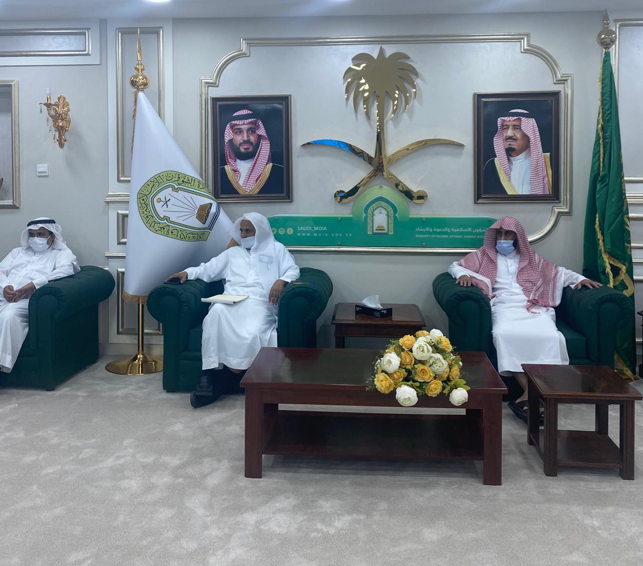 مدير عام فرع وزارة الشؤون الإسلامية بالحدود الشمالية يجتمع بمديري الإدارات