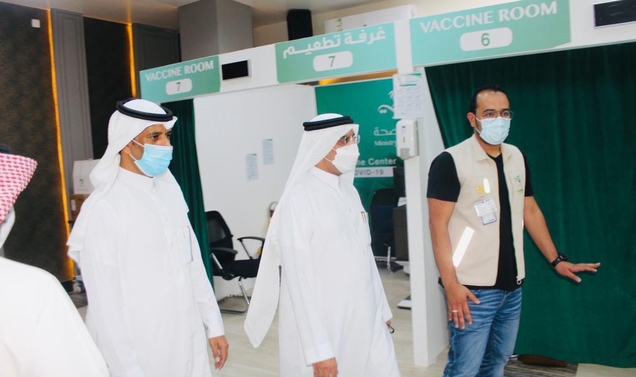 مدير تعليم تبوك يزور مركز اللقاحات في قاعة الأمير فهد العلمية ويلتقي بمنسوبي التعليم