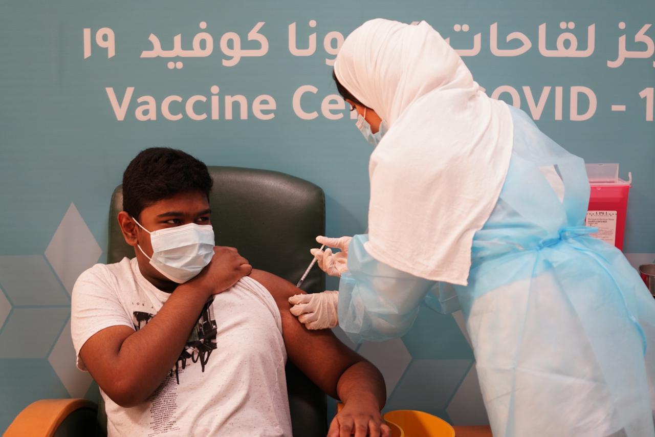 الخدمات الطبية بوزارة الداخلية تقدم الجرعة الأولى من لقاح "فايزر" للفئة العمرية من 12-18 سنة
