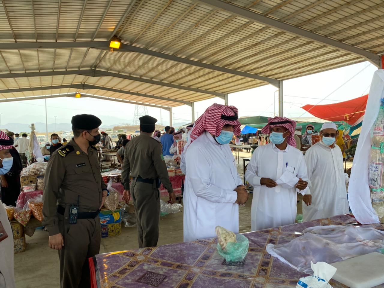 محافظ العيدابي يقوم بـجولة تفقدية لسوق الأربعاء الشعبي بالمحافظة