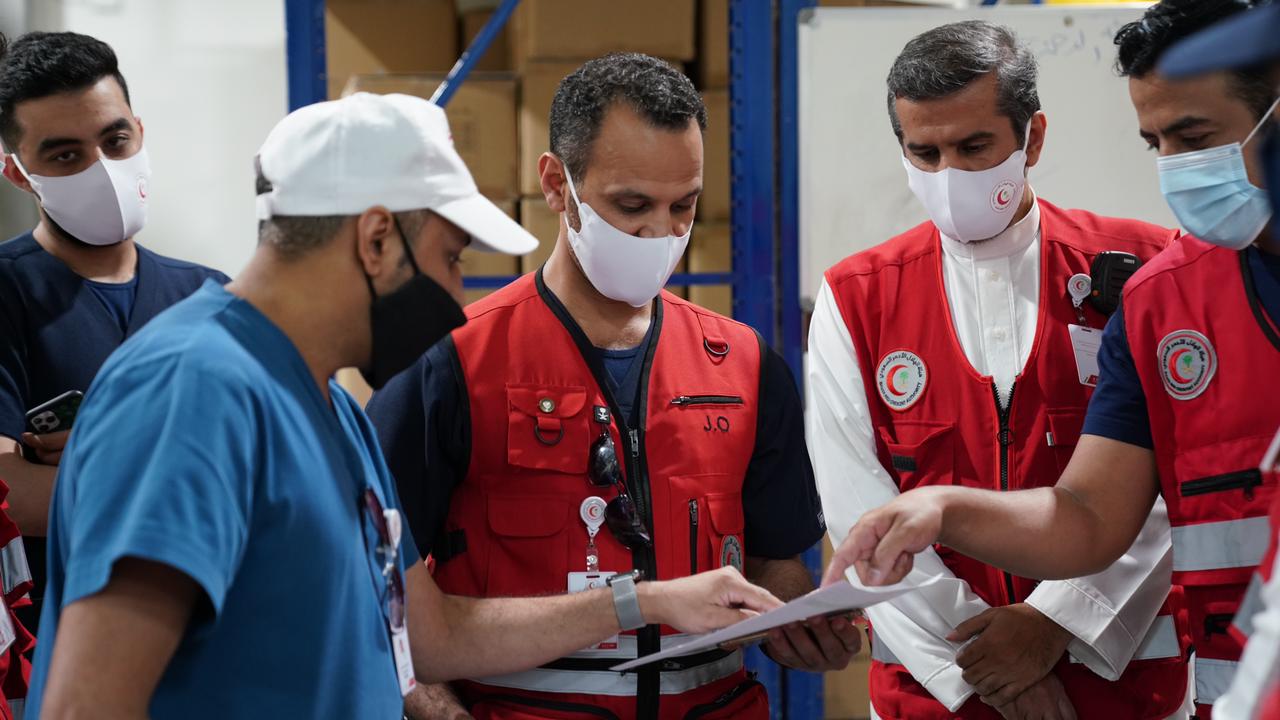 د. العويسى يقف على جاهزية التموين الطبي والورشة الفنية استعدادا لموسم هذا الحج