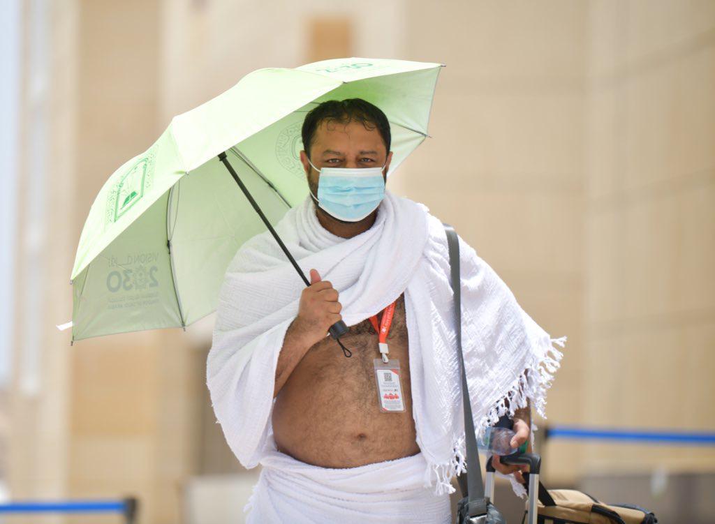 "الشؤون الإسلامية" تواصل تنفيذ مبادرة "ظل ووقاية2" بتوزيع أكثر من 30 ألف مظلة شمسية على ضيوف الرحمن