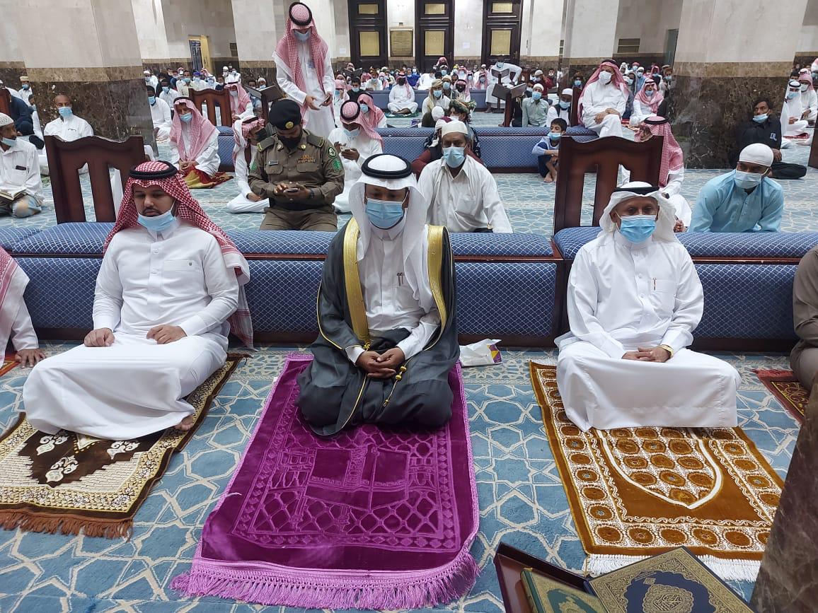 وكيل محافظة العيدابي النعمي يؤدي صلاة العيد بجامع أبو بكر الصديق