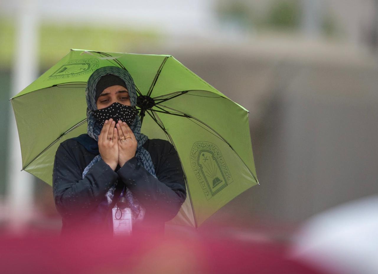 الشؤون الإسلامية تواصل توزيع مظلة شمسية على ضيوف الرحمن ضمن مبادرة "ظل ووقاية٢"