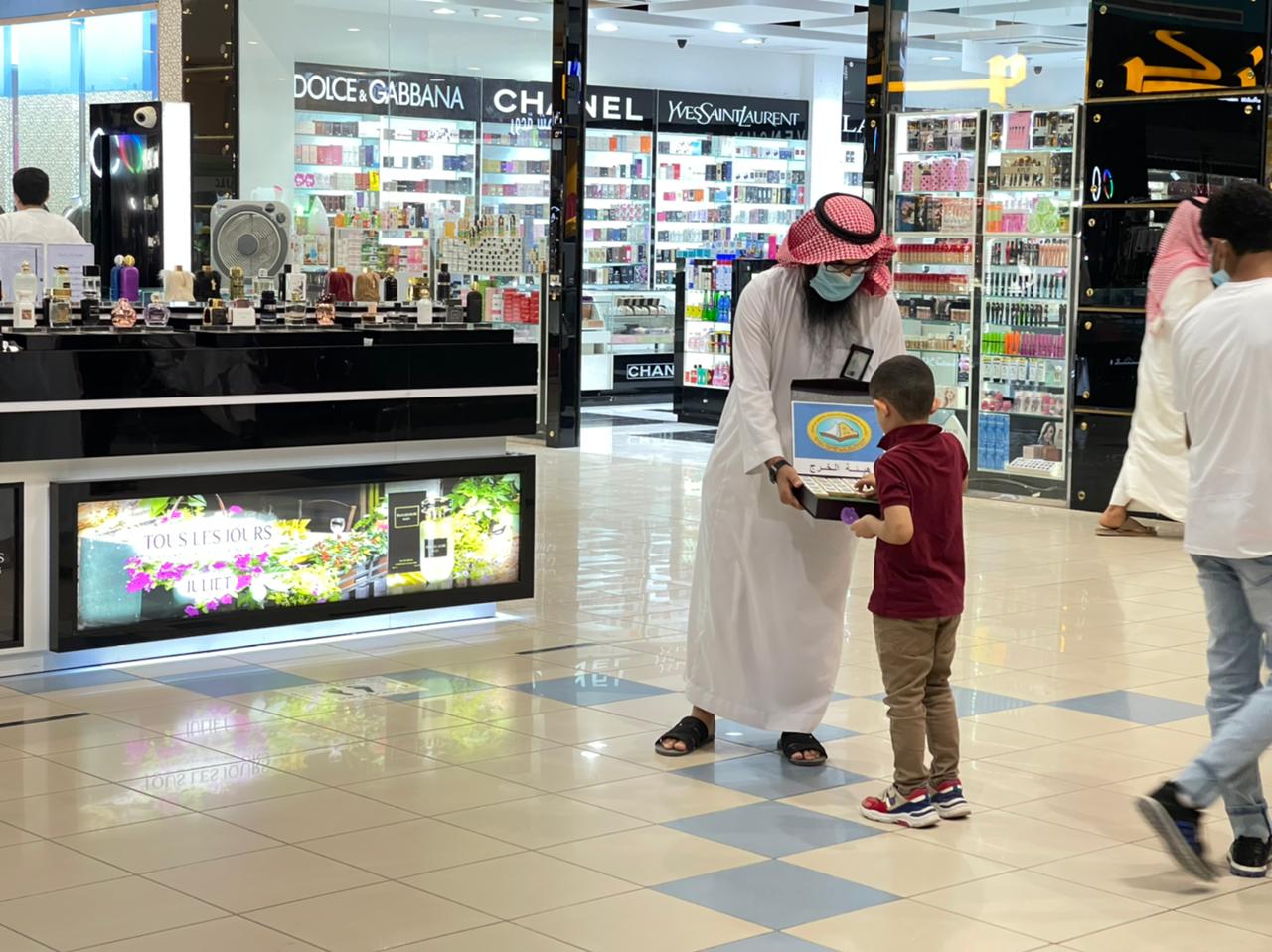 " الأمر بالمعروف " تشارك المتسوقين فرحة العيد في الخرج"