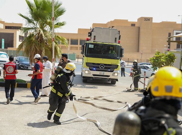 الهلال الأحمر ينفذ فرضية حريق بمبنى فرع الرياض بالتعاون مع الدفاع المدني