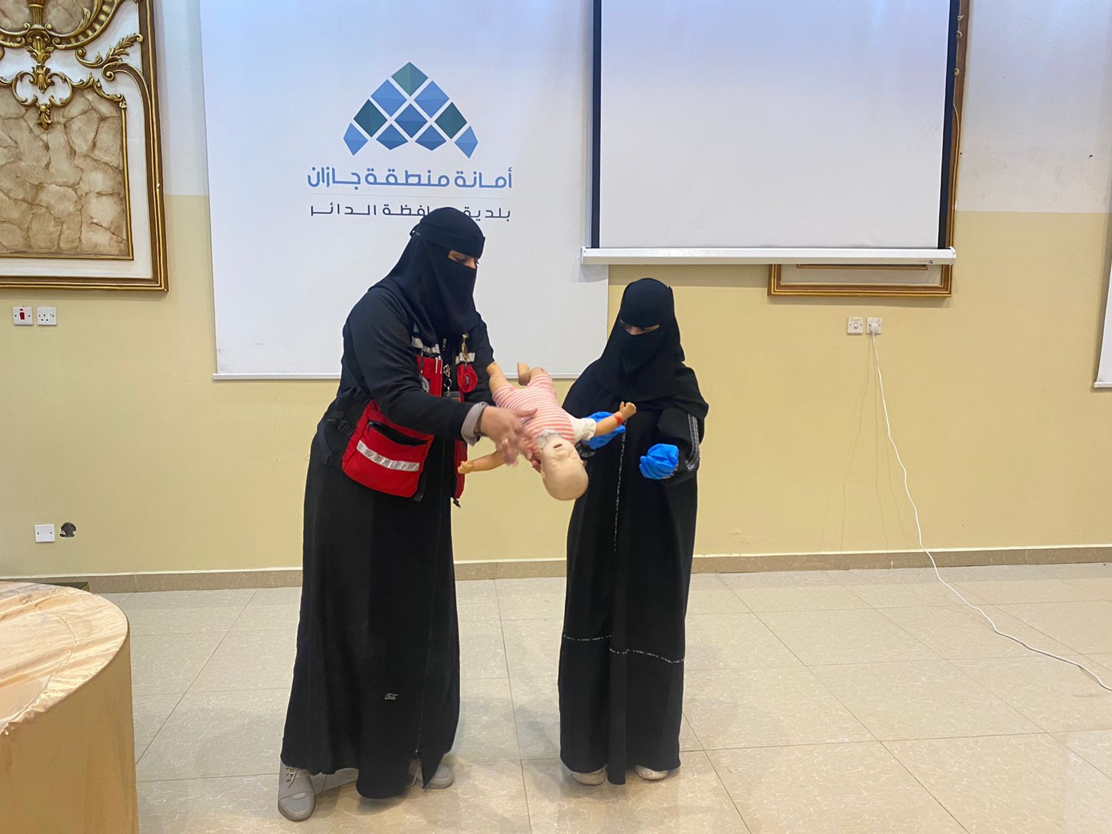 هيئة الهلال الأحمر السعودي بمنطقة جازان تُفعل اليوم العالمي للاسعافات الأولية