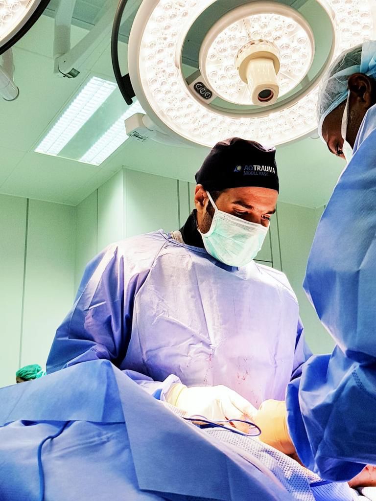 نجاح عملية معقدة في مستشفى نجران العام الجديد لتثبيت كسور بالحوض لمصاب في حادث مروري