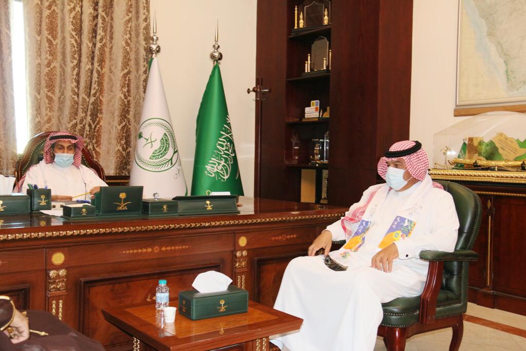 محافظ القريات يستقبل وفد التعليم لتهنئته باليوم الوطني