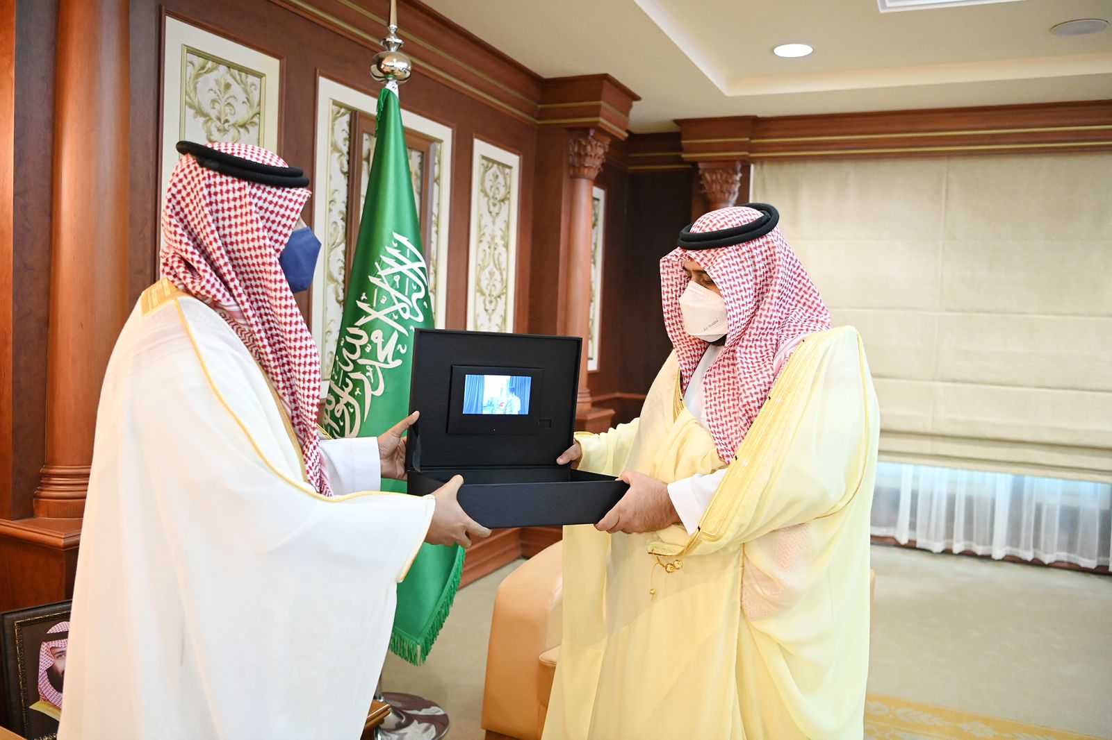 سمو أمير منطقة جازان بالنيابة يطلع على الهوية الجديدة للبريد السعودي "سبٌل"