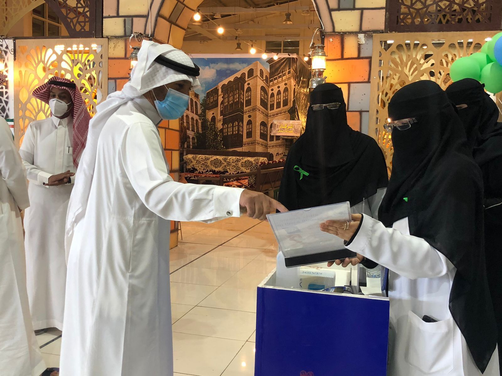 مستشفى الصحة النفسية يفعل اليوم العالمي للصحة النفسية في المجمعات التجارية تحت شعار الرعاية الصحية النفسية للجميع