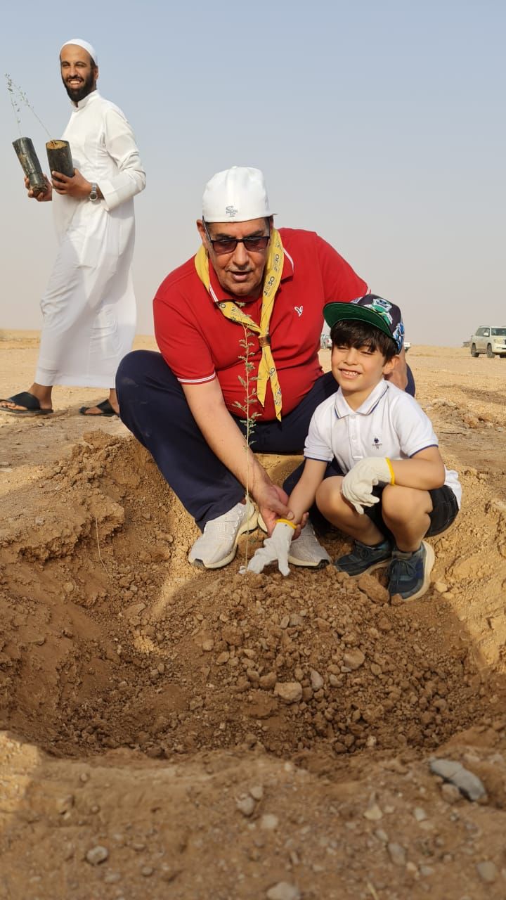 صورة طفل يغرس شجرة تُلفت إنظار المهتمين بالشأن البيئي والتطوعي