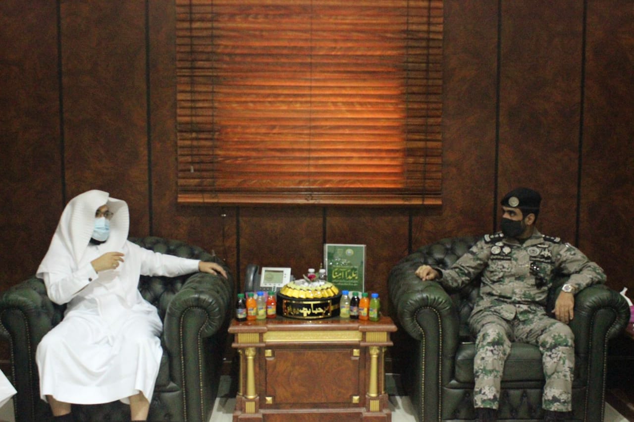 مدير عام فرع الرئاسة العامة لهيئة الأمر بالمعروف بمنطقة الحدود الشمالية يلتقي بمدير إدارة السجون بالمنطقة