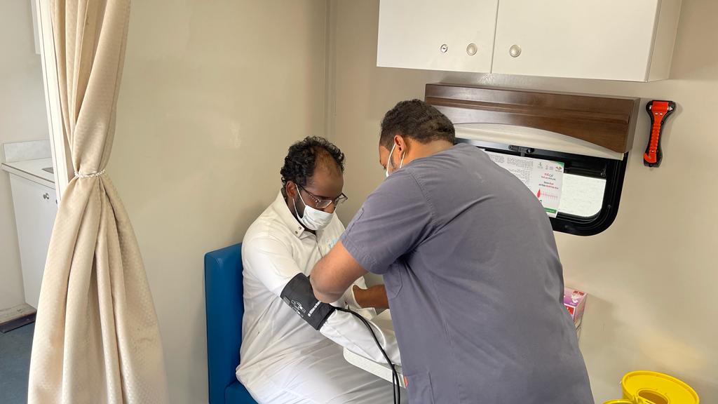 منسوبي كلية الهندسة في وادي الدواسر يتبرعون بدمائهم