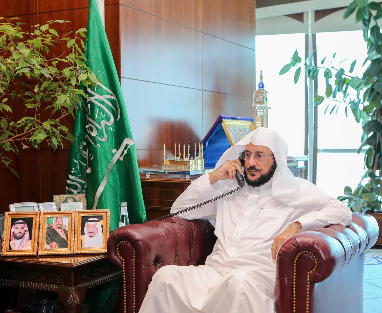 وزير الشؤون الإسلامية يواسي أسرة الراحل "مؤذن جامع العبدالقادر بالرياض المتوفى بكورونا "