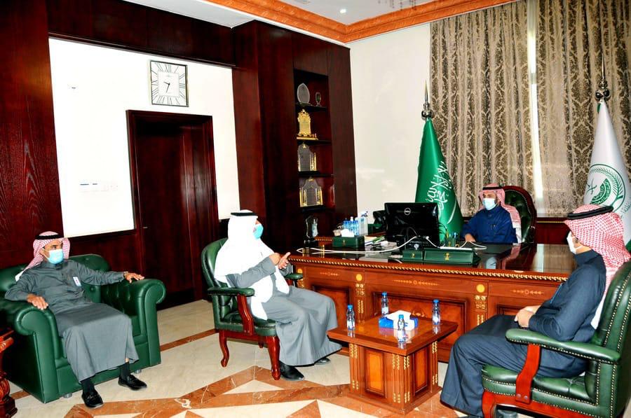 محافظ القريات يستقبل مدير مطار القريات وفريق العمل بالمطار