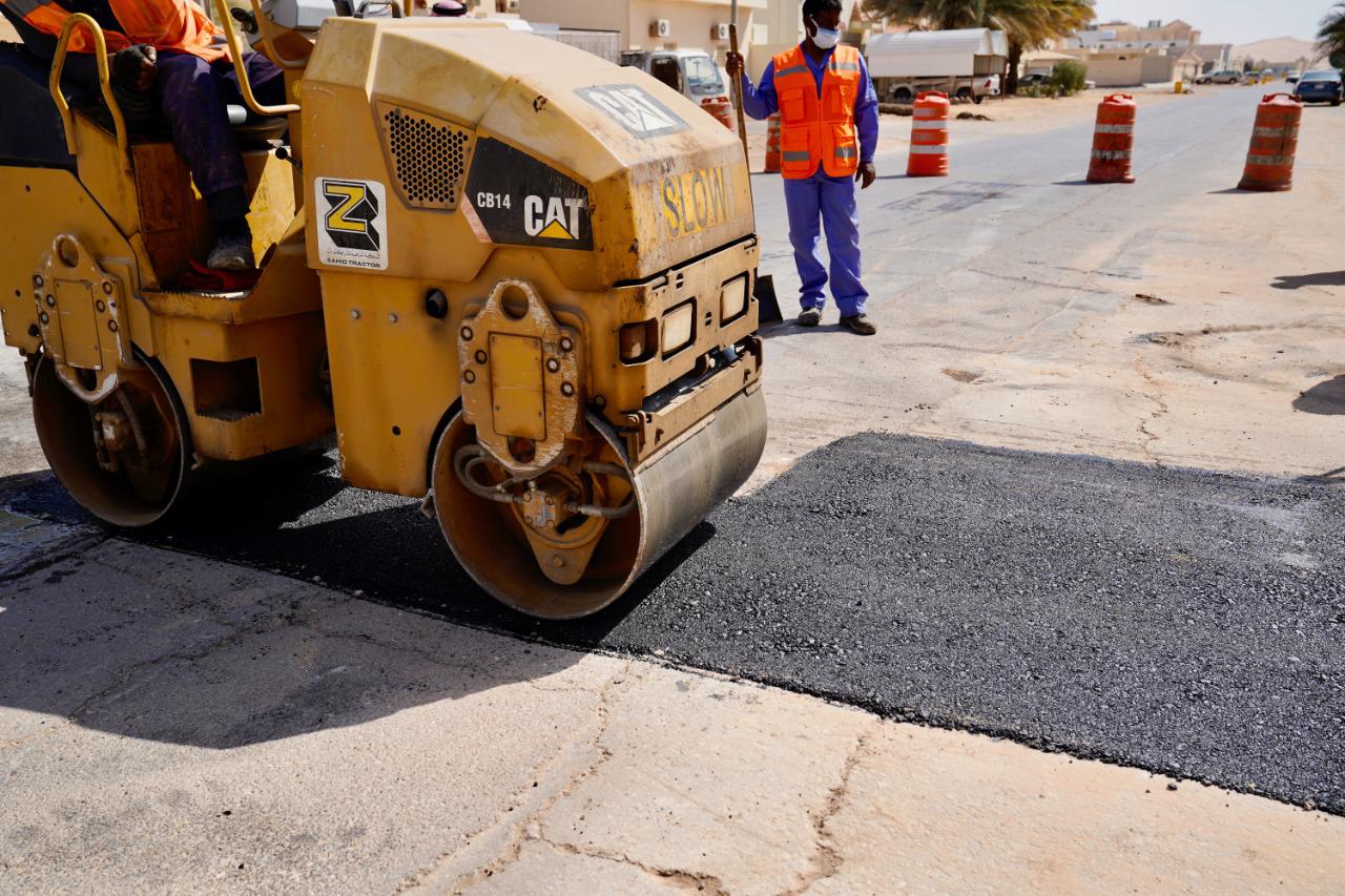 أمانة منطقة الجوف تنجز صيانة الطرق وتعالج التشققات الإسفلتية بمساحة ٧٨٠٠م٢ خلال شهر