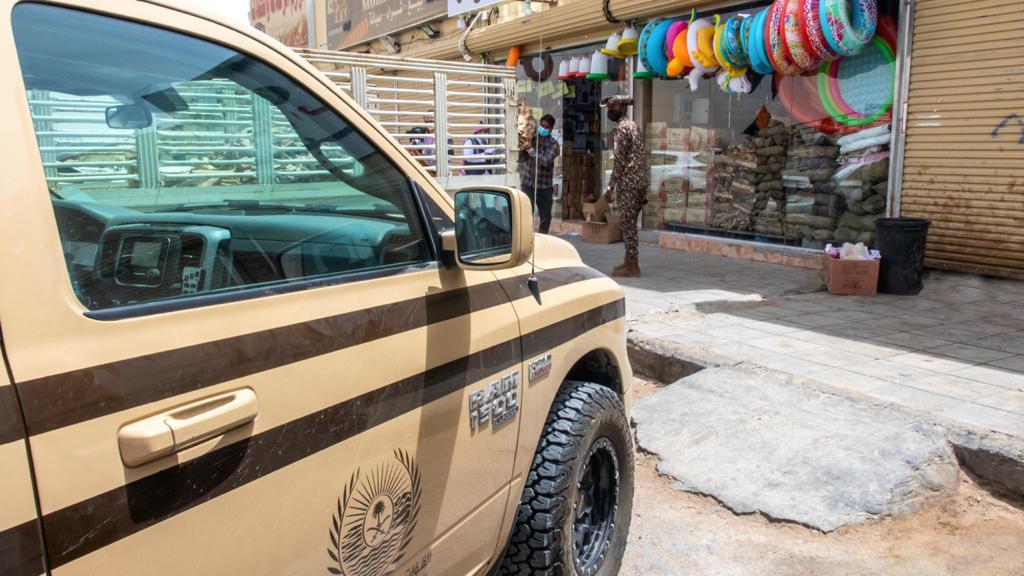 القوات الخاصة للأمن البيئي تضبط مخالفين لنظام البيئة لبيعهم واستخدامهم حطبًا محليًا في أنشطة تجارية