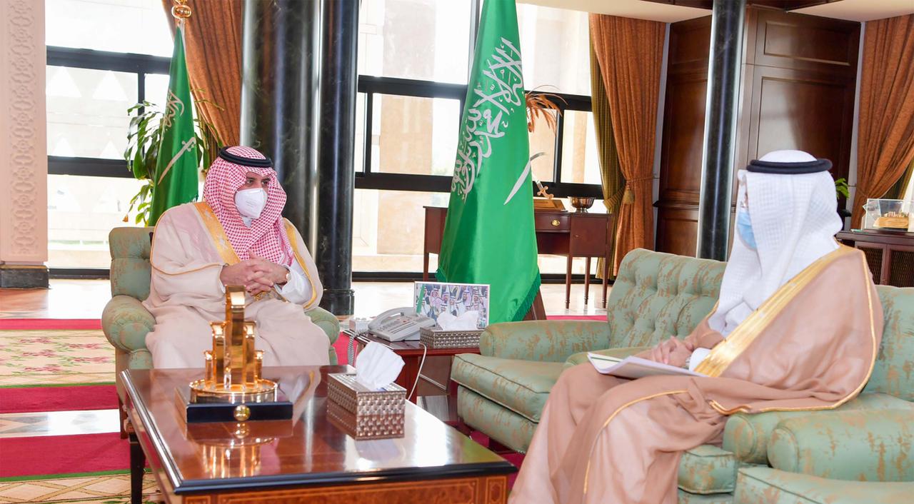 سمو أمير تبوك يستقبل مدير الشؤون الصحية بالمنطقة