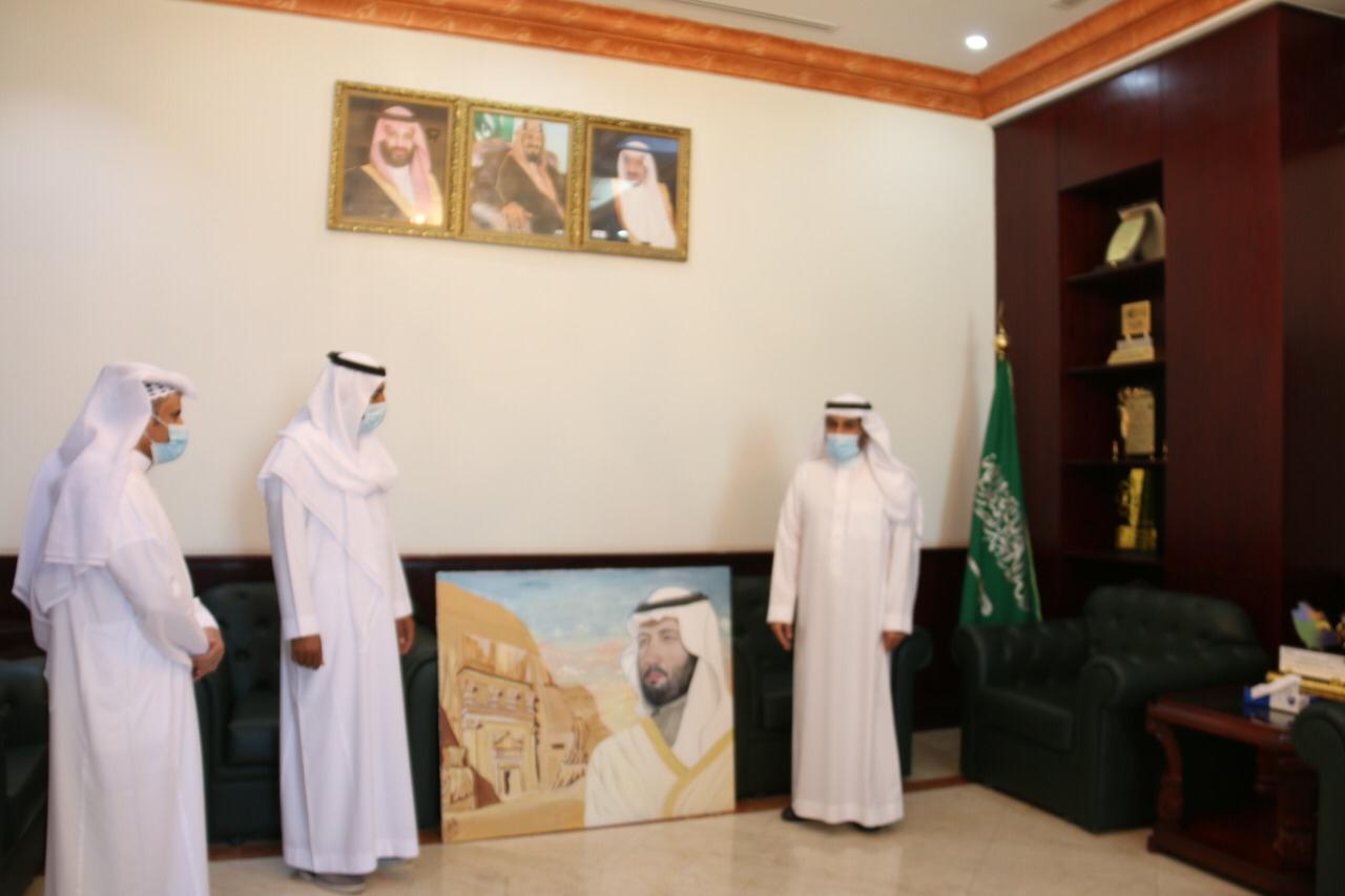 محافظ القريات التقى  مدير التعليم واطلع  على تقارير سير الاختبارات ويتلقى إهداء التعليم