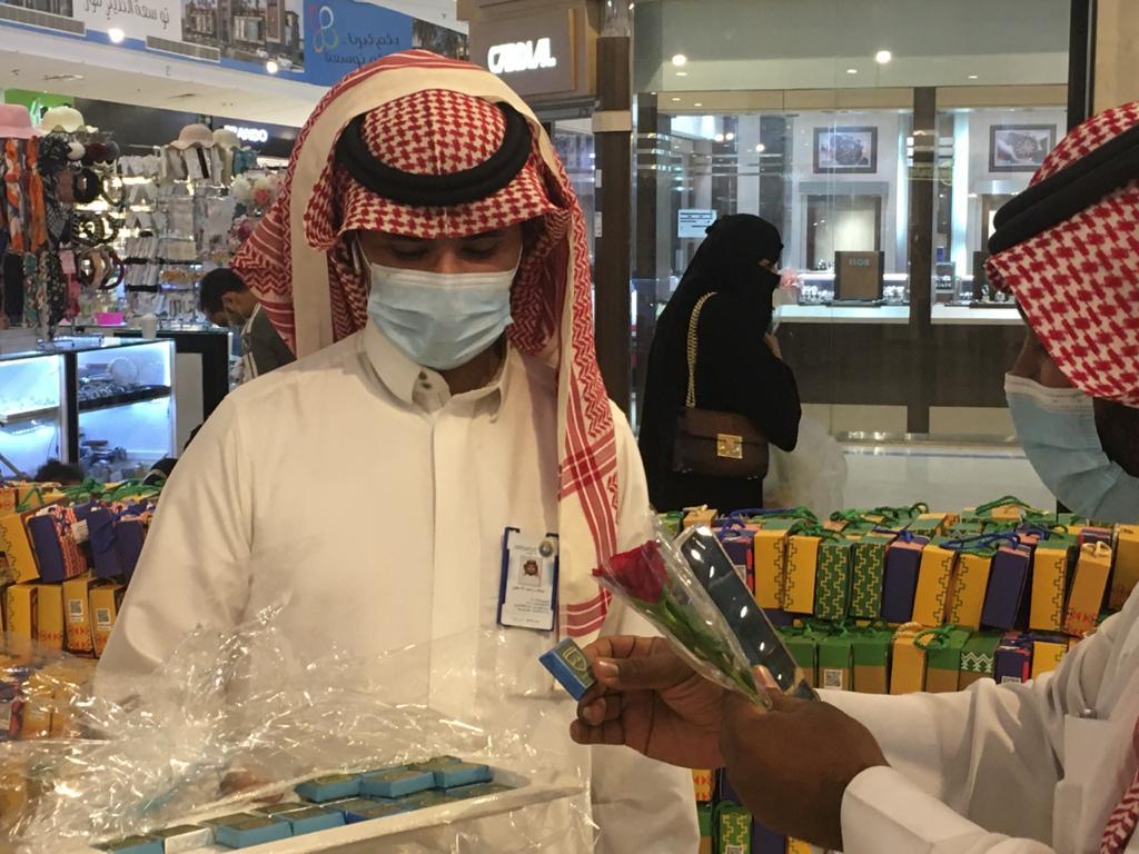 " الأمر بالمعروف" تعايد رجال الأمن والمواطنين بالخرج