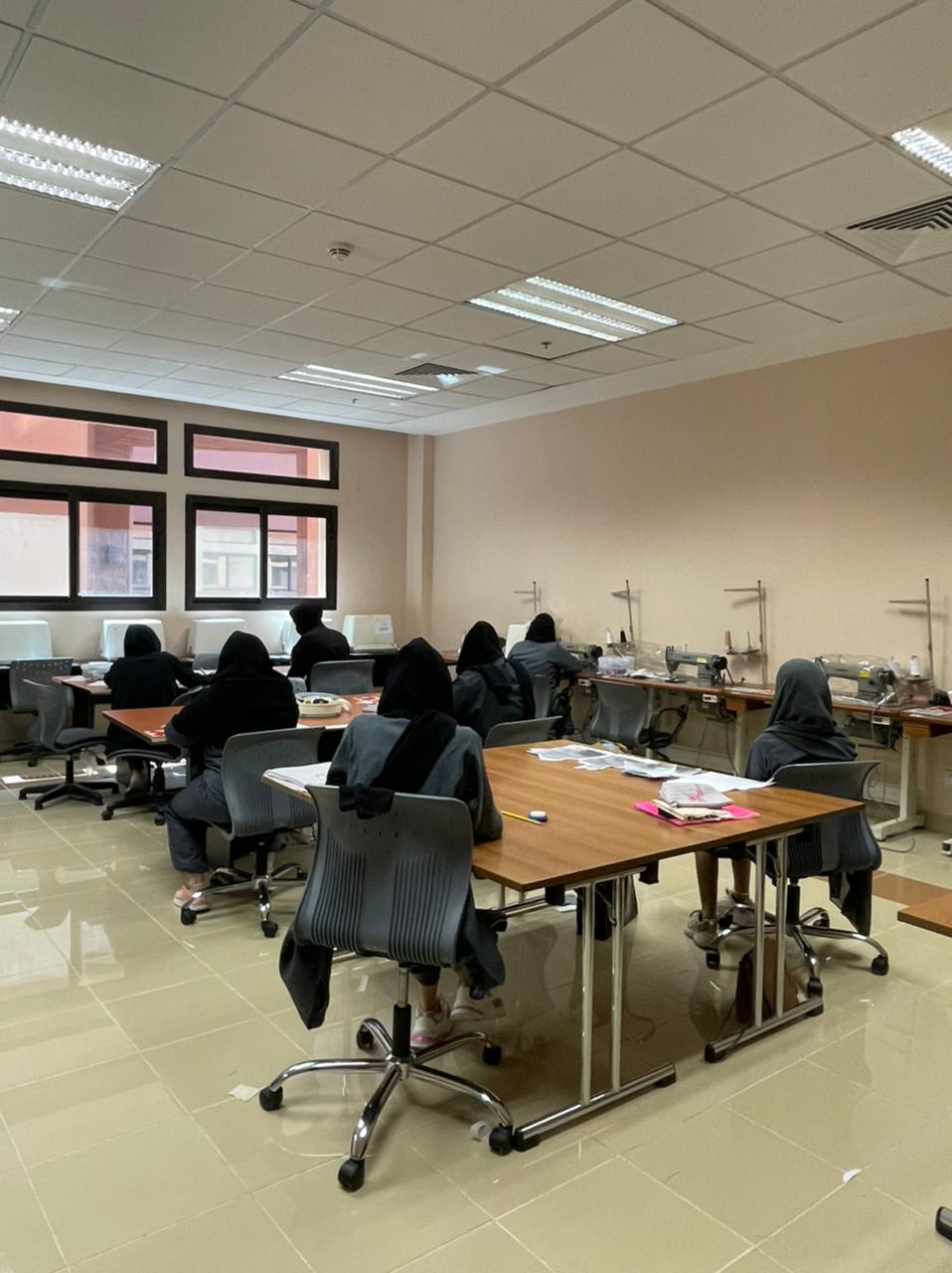 نائبة المحافظ المساعد للكليات التقنية في زيارة تفقدية لكلية جدة للبنات