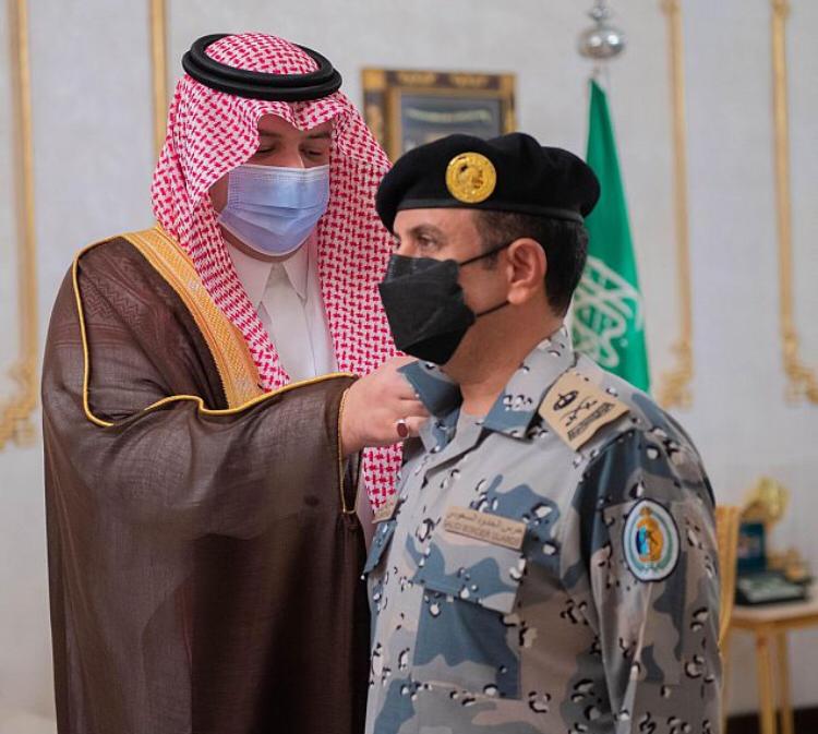 سمو أمير الحدود الشمالية يقلد مساعد قائد حرس الحدود بالمنطقة رتبته الجديدة