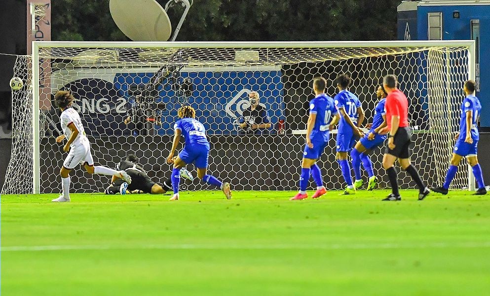 الهلال يتغلب على الشباب وينفرد بصدارة دوري المحترفين
