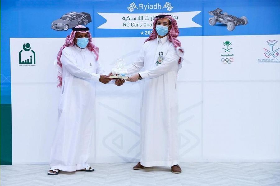 "تحكم" و "إنسان" ينظمان بطولة للسيارات اللاسلكية