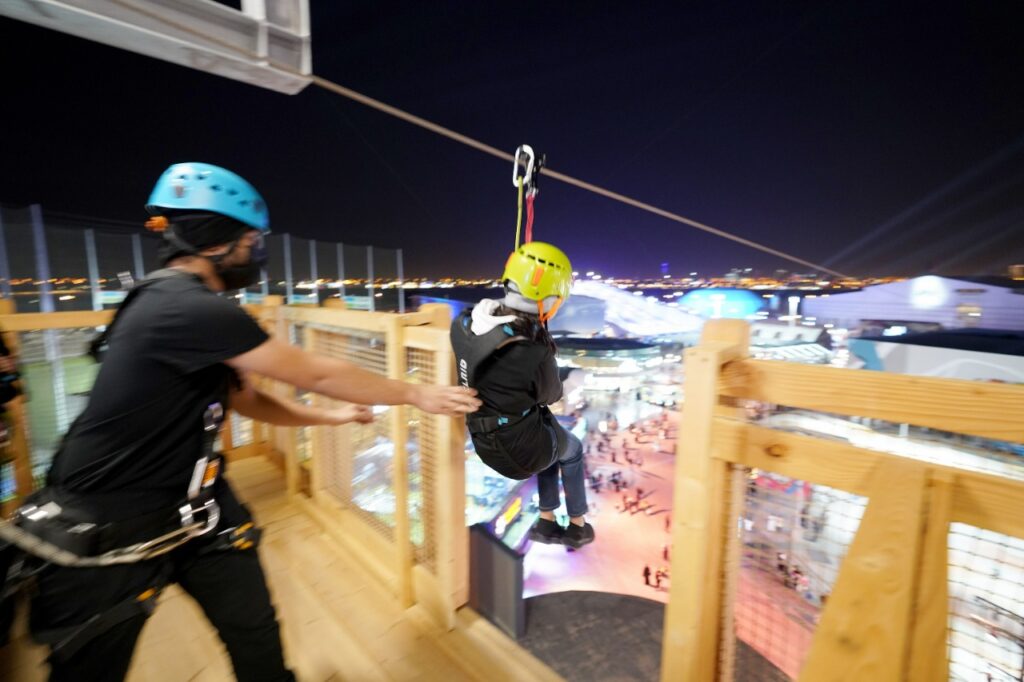 "بوليفارد رياض سيتي": معايير رفيعة المستوى تصنع من "خط زيبلاين" تحديًا رياضيًا جديدًا لزوار موسم الرياض