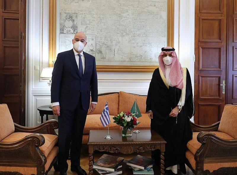 سمو وزير الخارجية يلتقي بوزير خارجية اليونان ويعقدان جلسة مباحثات رسمية