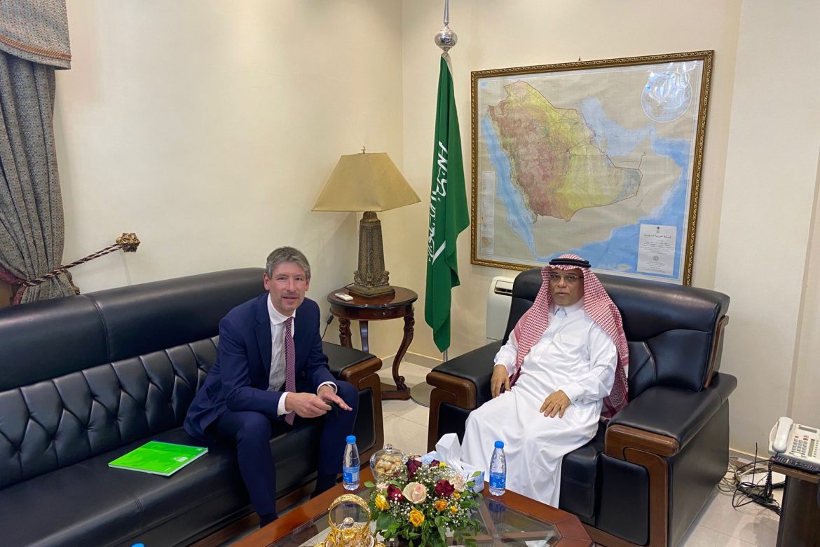 سفير المملكة لدى السودان يستقبل نظيره البريطاني