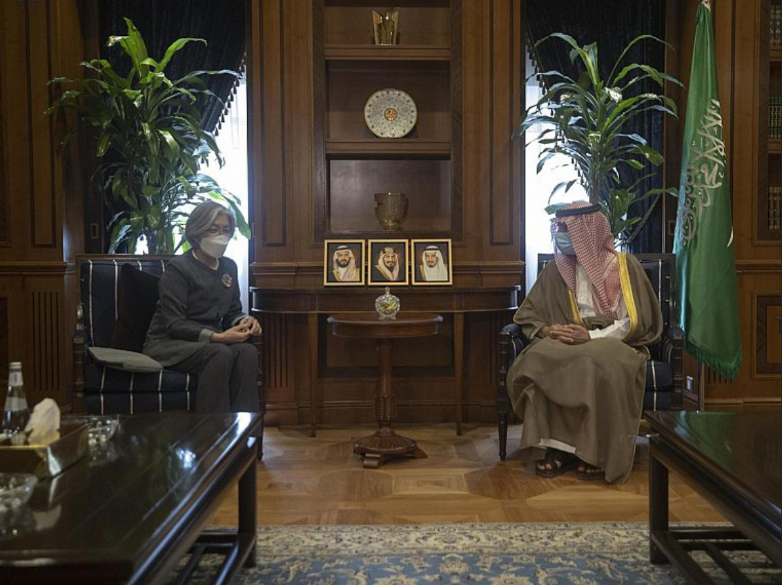 وزير الدولة للشؤون الخارجية يستقبل وزيرة خارجية كوريا السابقة