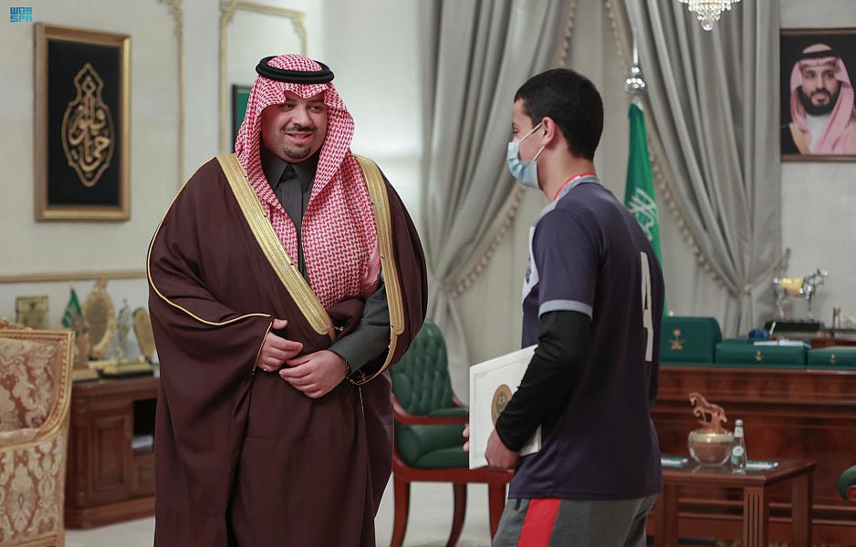 سمو أمير الحدود الشمالية يكرّم لاعب نادي الوعد لحصوله على الميدالية الفضية في بطولة المصارعة الرومانية