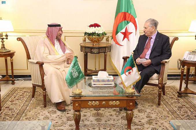 سفير المملكة لدى الجزائر يلتقي بوزير الاتصال الجزائري