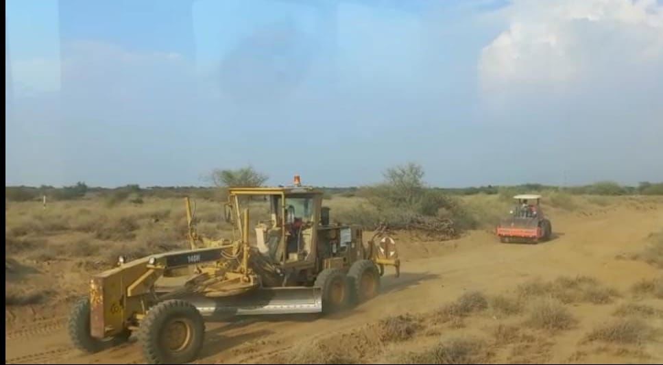 محافظ بيش يتابع سير العمل في تهيئة طريق الصلب “الفطيحة – بيش”