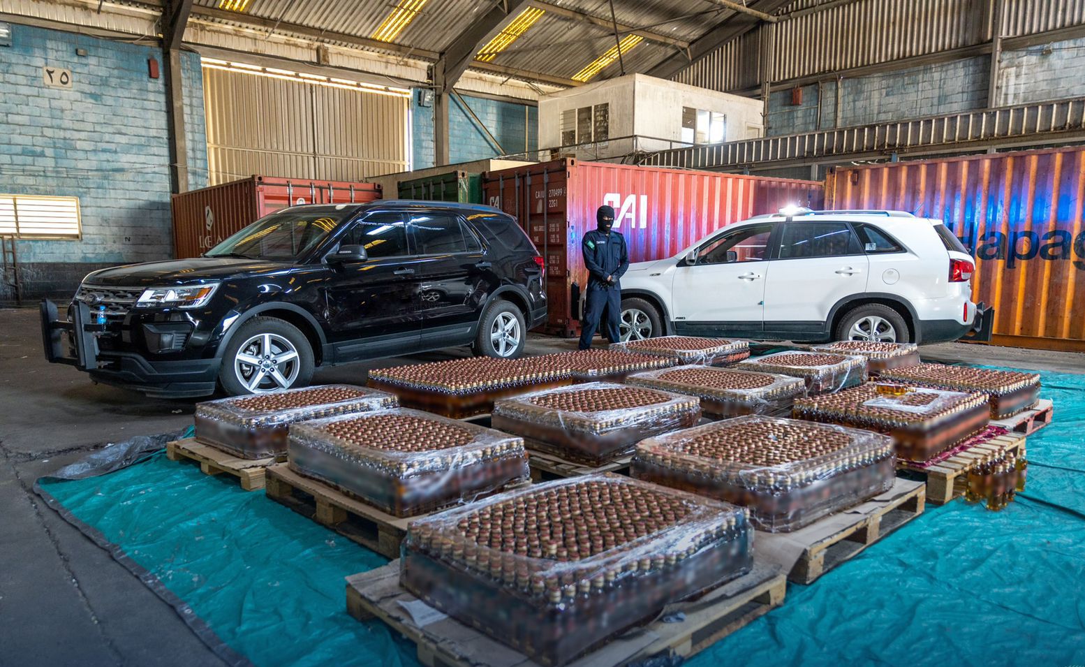 الزكاة والضريبة والجمارك في ميناء جدة تُحبط محاولة تهريب أكثر من 3 آلاف زجاجة من الخمور