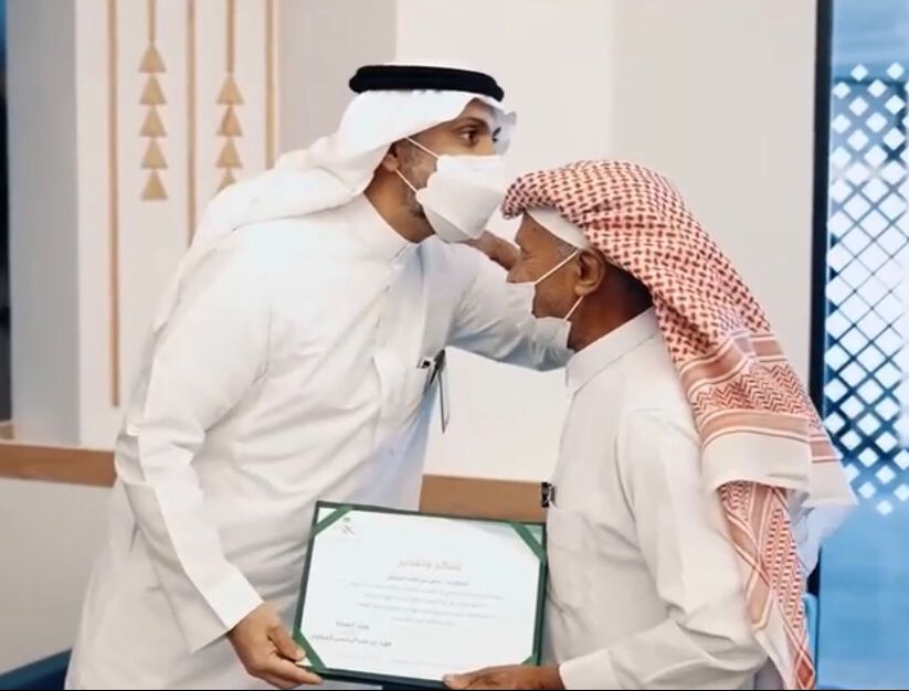 وزير الصحة الجلاجل يُكرم ويقبل رأس أقدم موظف بوزارة الصحة