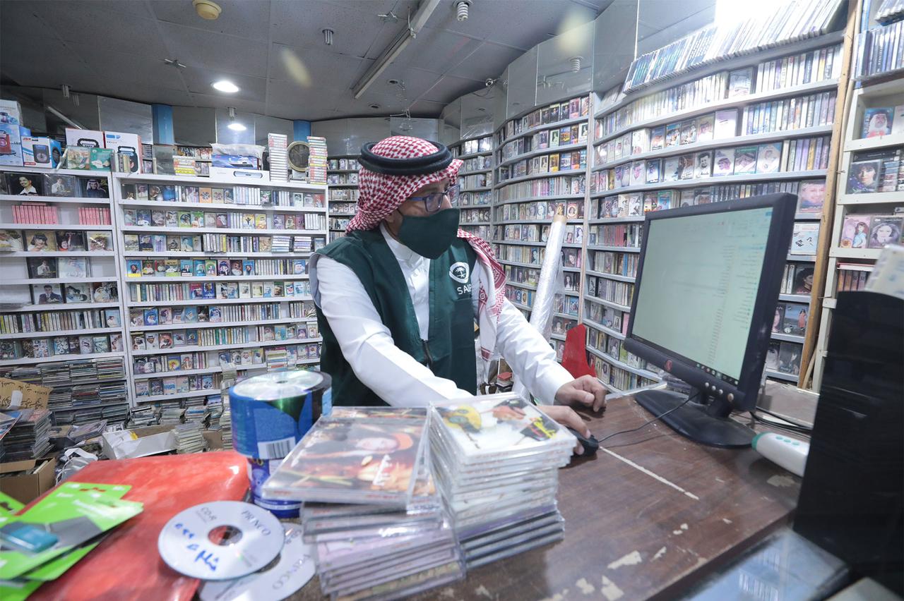 " الملكية الفكرية " تضبط منشآت الأجهزة الإلكترونية والتسجيلات المنتهكة للحقوق