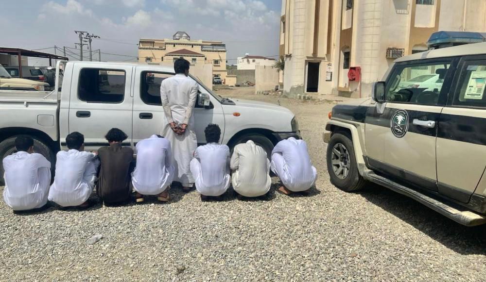 دوريات المجاهدين في جازان تضبط (4) مواطنين و(6) مقيمين لمحاولتهم نقل (47) مخالفًا لنظام أمن الحدود