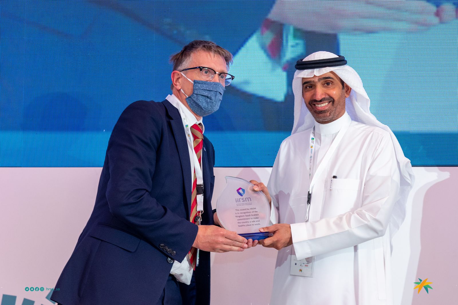 المعهد الدولي البريطاني لإدارة المخاطر والسلامة يمنح الوزارة جائزة استثنائية نظير جهودها في تأمين بيئات العمل