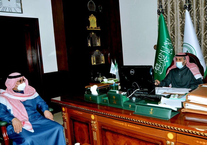 يُستقبل محافظ القريات المرصد الحضري للجوف الذي يواصل أعمال حملة المسوح الميدانية بمحافظات المنطقة